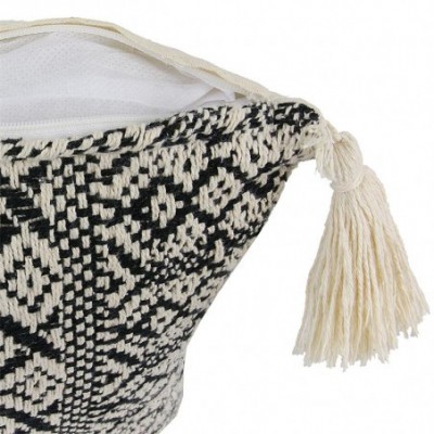 Coussin ethnique à pompons beige