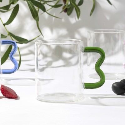 Tasse en verre transparent avec anse colorée design