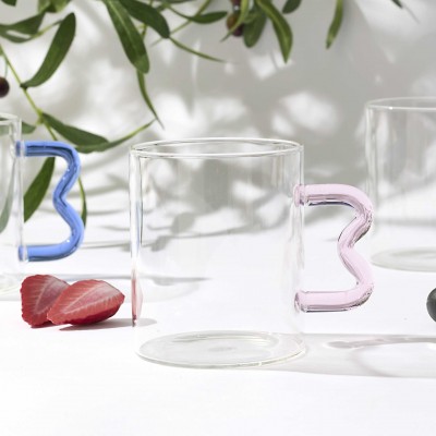 Tasse en verre transparent avec anse colorée design