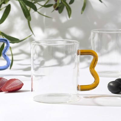 Tasse en verre transparent avec anse colorée design