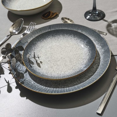 Assiette plate en céramique effet moucheté avec bord contrasté