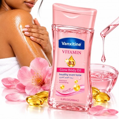 Huile corporelle Vanxitine Glow Body Oil appliquée sur la peau, avec fleurs roses